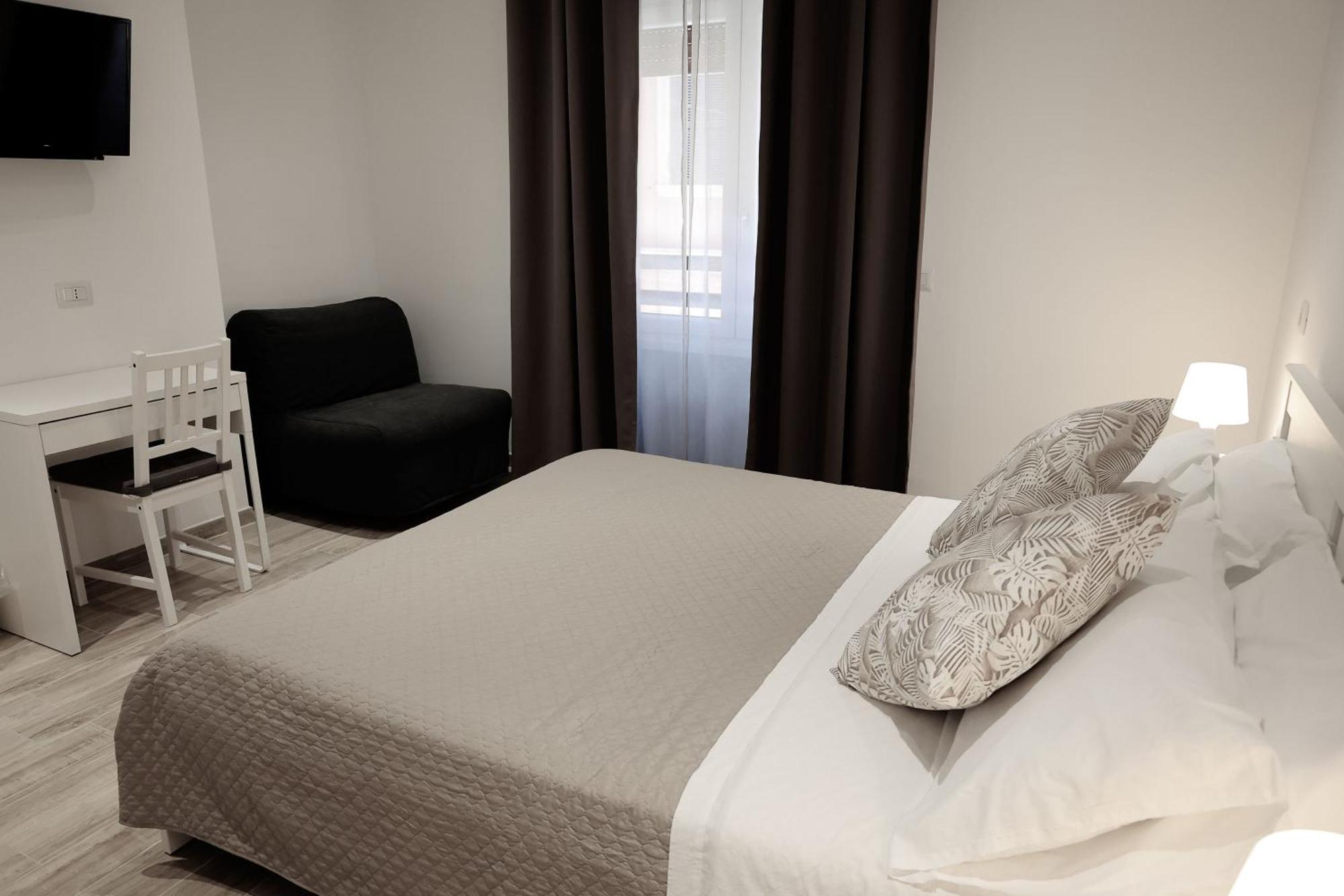 Central Guest House チビタベッキア エクステリア 写真
